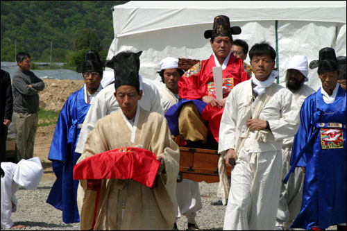 칙사(오근섭 양산시장)가 사인교를 타고 영접길에 오른다 